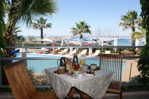 Hotel Azur Bord De Mer La Grande-Motte Exterior photo